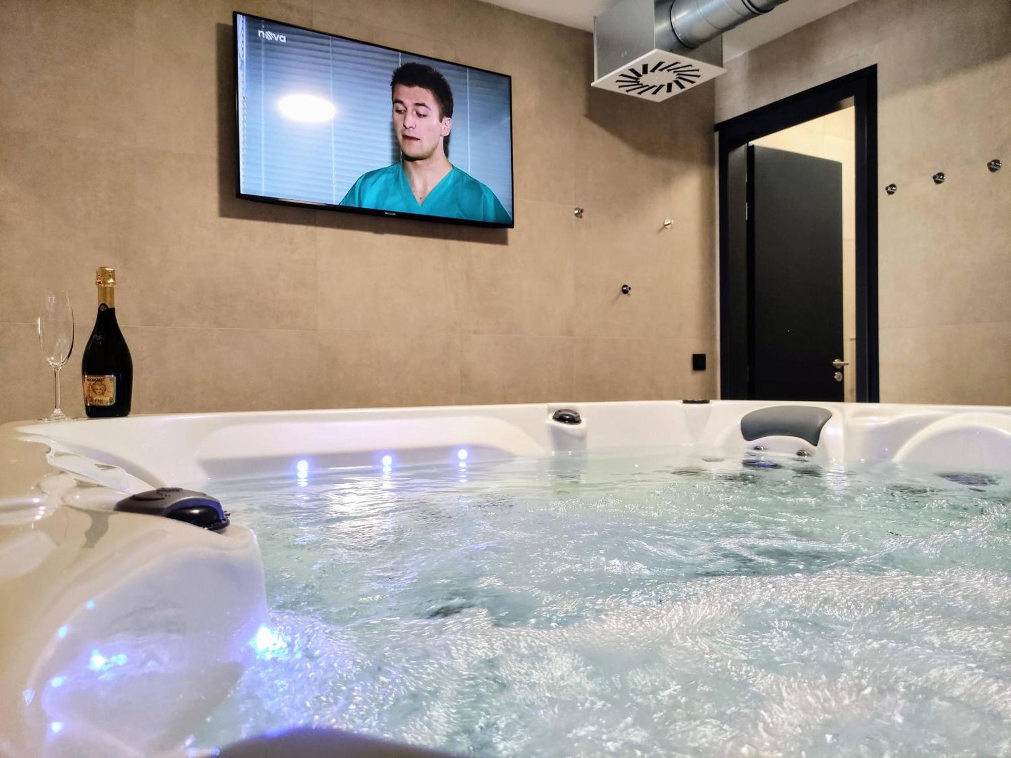 Grand Spa Harrachov - Wellness Luxusni Apartman S Velkou Virivkou, Saunou, Kuchyni A Venkovnim Posezenim V Centru Harrachova Rum bild