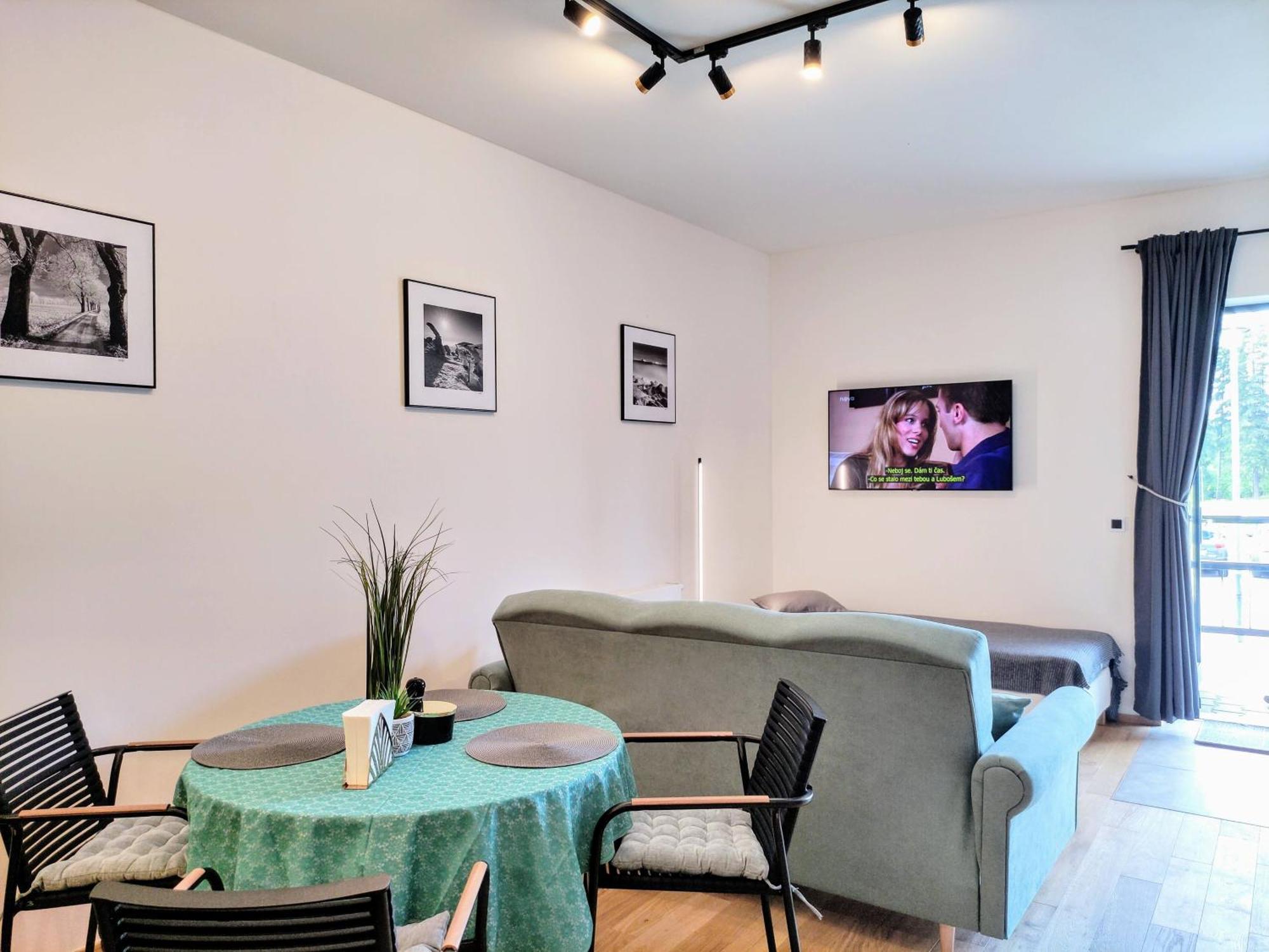 Grand Spa Harrachov - Wellness Luxusni Apartman S Velkou Virivkou, Saunou, Kuchyni A Venkovnim Posezenim V Centru Harrachova Rum bild